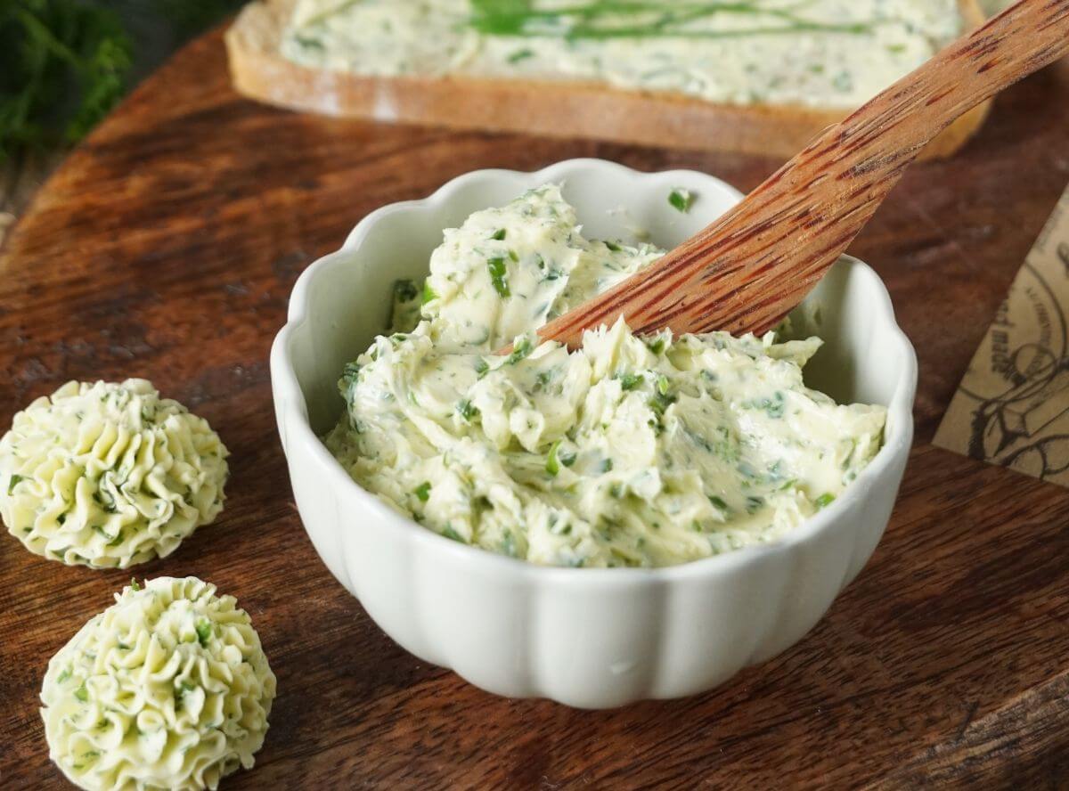 Kräuterbutter mit Knoblauch
